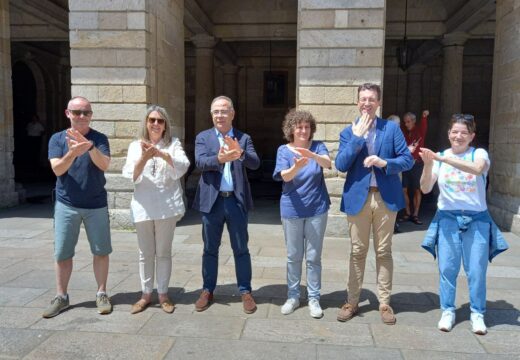 A praza do Obradoiro acolle a lectura do manifesto con motivo do Día Nacional das Linguas de Signos Españolas